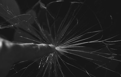 Tiefe Spuren wurden hinterlassen. Glas Zerspringt durch Fingertip